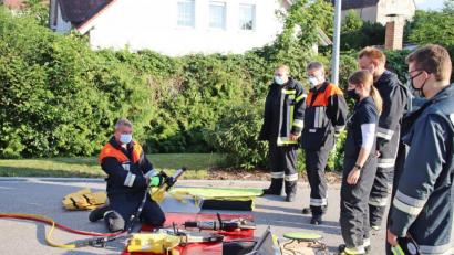 Bild: jma
Nachdem das Coronavirus das gesellschaftlich Leben stillgelegt hat, kommen einige Eschenbacher Floriansjünger zum ersten Mal wieder zur gemeinsamen Übung zusammen. Auch die Technische Hilfeleistung steht auf dem Plan.