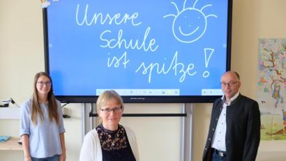 Bild: do
Medienpädagogin Johanna Römisch, Schulleiterin Gabriele Bodner und Schulverbandsvorsitzender Albert Nickl (von links) sind sich nach der Einrichtung hochmoderner digitaler Tafeln einig: die Grundschule am Rauhen Kulm in Speinshart ist spitze.