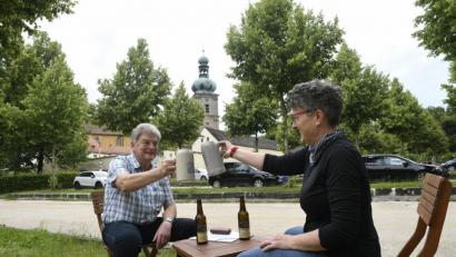 Bild: Petra Hartl
Ein Prosit aufs Amberger Bergfest. Weil das heuer wegen Corona ausfällt, trifft sich die Redaktion "Auf eine Mass am Berg", um mit Menschen, die etwas damit zu tun haben, über die Festwoche zu plaudern. Hier machen Kirchenpfleger Franz Mertel und Redakteurin Heike Unger den Auftakt.