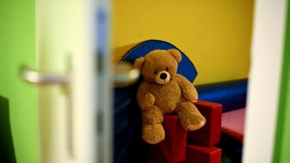 Bild: Britta Pedersen/dpa
Ein Stoffteddy sitzt im Kinderbereich eines Frauenhauses. Das Frauenhaus des Diakonischen Werks Weiden ist nach der Lockerung der Ausgangsbeschränkungen voll belegt.