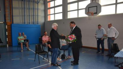 Bild: fla
Am Vorabend seines letzten Arbeitstags verabschiedet Bürgermeister Josef Beimler Kämmerer Josef Götz (links). "Wir würden uns freuen, wenn du uns auch so mal wieder im Rathaus besuchen kommst", sagt Beimler.