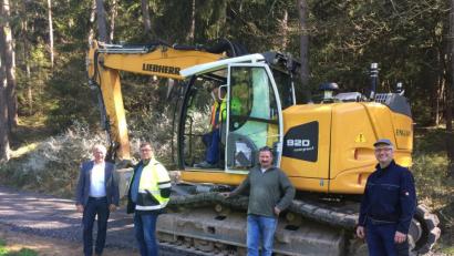 Bild: exb
Bürgermeister Roland Strehl (links) begutachtet zusammen mit Bautechniker Michael Pollok (Zweiter von links) die Arbeiten an den Feld- und Waldwegen. Vor Ort berichten Jagdvorsteher Helmut Graf (Zweiter von rechts) und der Wegebeauftragte Stefan Schönberger (rechts) geben Informationen.