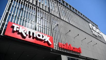 Bild: Gabi Schönberger
Das Logo von TK Maxx hängt am NOC. Für Kunden sind die Flächen des Moderiesen aber noch versperrt.