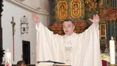 Bild: ads
Neupriester Benjamin Raffler spendet zum Abschluss seiner ersten Messfeier in St. Georg Amberg den Primizsegen.
