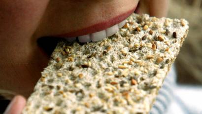 Symbolbild: Jens Wolf/dpa
In Bayern, Baden-Württemberg und Nordrhein-Westfalen ruft ein Hersteller Dinkel-Knäckebrot zurück.