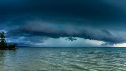 Bild: Bernd März/dpa
Eine Gewitterfront zieht über den Chiemsee.
