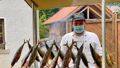 Bild: nza
Leckere Makrelen bereitete Andreas Schaumberger auf seinem selbstgebauten Steckerlgrill für seine Gäste zu.
