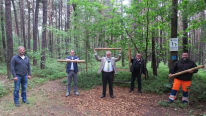 Bild: Roland Kittel/exb
Jürgen Diller (Bauhof Stadt Schwandorf), Stefan Schmid (Geschäftsleiter Globus), Oberbürgermeister Andreas Feller, Reiner Debernitz (ehemaliger Geschäftsleiter Globus) und Markus Müle (Bauhof) zeigt das Bild (von links) auf dem Trimm-dich-Pfad.