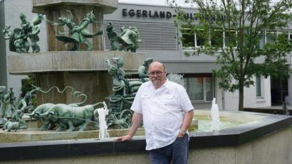 Bild: fppp
Günther Wohlrab vor dem Egerland-Brunnen, der für die Egerländer eine wertvolle Erinnerung an die Kultur ihrer Heimat ist.