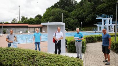 Bild: njn
Zur Eröffnung des Freibads in Erbendorf muss am Mittwoch natürlich das Wetter passen. Die Daumen drücken (von links) Technischer Angestellter Markus Meyer, Verwaltungssekretär Sebastian Heim, Verwaltungsrat Hubert Wojtenek, Bürgermeister Johannes Reger und Bademeister Mohammed Naeim.