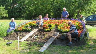 Bild: ow
Der florale Hinweis auf das 650-jährige Stadtjubiläum der Kulmstadt am Ortsrand bei der Abzweigung nach Filchendorf hat jetzt neue Farben. Bei einem Arbeitseinsatz erneuern Mitglieder des Neustädter Obst- und Gartenbauverein das Blütenmeer durch eine Sommerbepflanzung.