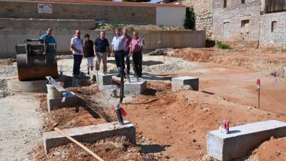 Bild: gf
Der neue Dorfplatz in Poppenricht nimmt allmählich Gestalt an. Derzeit ist dort zwar noch eine Großbaustelle, aber die Bauarbeiten gehen zügig voran, so dass der Zeitplan mit Fertigstellung im Herbst dieses Jahres wohl eingehalten werden kann. Davon überzeugen sich der Bauausschuss mit (von links) Michael Gradl, Michael Reimelt, Claudia Kammerl, Andreas Kopp, Dritter Bürgermeister Konrad Scharl, Markus Zagel und Verwaltungsleiter Hartmut Gawlick.