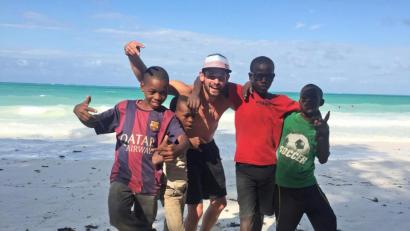 Bild: exb
Fußball und Reisen sind zwei große Leidenschaften von Christian Luff (Mitte). Manchmal lässt sich beides verbinden – wie hier am Strand in Sansibar, wo er sich mit seinen Mitspielern zum Mannschaftsfoto aufstellte.