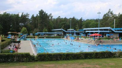 Bild: sne
Es ist die richtige Entscheidung gewesen, das Grafenwöhrer Waldbad trotz der Coronakrise zu öffnen, ist Bürgermeister Knobloch sicher. Nach den ersten Wochen zieht er eine positive Bilanz.