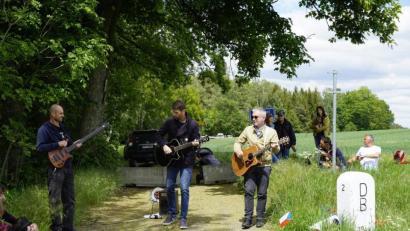 Bild: Harry Mähren/exb
Am Lagerfeuer spielt die tschechische Rock-Folk-Band „Harry Mähren“