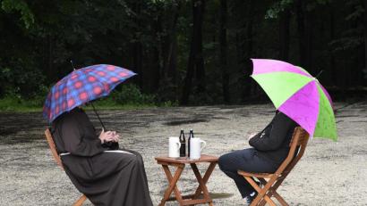 Bild: Petra Hartl
Zum Interview "Auf a Mass am Berg" trafen wir uns mit Pater Seraphin Bartosz Broniowski, Guardian und Rektor der Kirche. Die Mass-Krüge und Bierflaschen sind in diesem Fall übrigens nur Deko. Pater Seraphin trinkt keinen Alkohol.