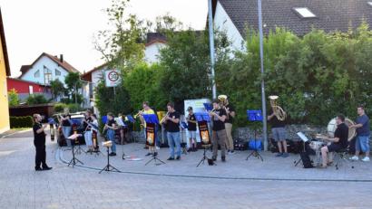 Bild: mof
Drittes Standkonzert der Ammerthaler Blaskapelle.