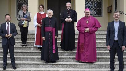 Bild: sck
Auf den Stufen der Klosterkirche versammelt sind (von links Pfarrer Stefan Fischer, die Schwester des Jublars, Gabriela Hartl, Priorin Pamela, Monsignore Karl Ellmann, Erzdiakon Bruder Klaus, Abtbischof Markus und Pater Georg Gantröler.