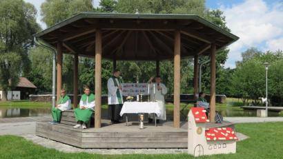 Bild: jzk
Stadtpfarrer Thomas Kraus (links) und Gemeindereferent Jochen Gößl feierten mit den Familien einen Wortgottesdienst auf dem Eisweihergelände.