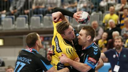 Bild: Ronald Wittek
Das sind keine 1,50 Meter. Abstand einzuhalten ist in zweikampflastigen Kontaktsportarten wie Handball eigentlich unmöglich. Auch das Trainieren unter Coronabedingungen ist daher nicht einfach.