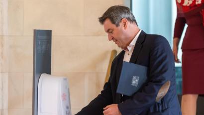 Bild: Peter Kneffel/dpa
Markus Söder (CSU) zu Beginn der Kabinettssitzung in der Bayerischen Staatskanzlei.
