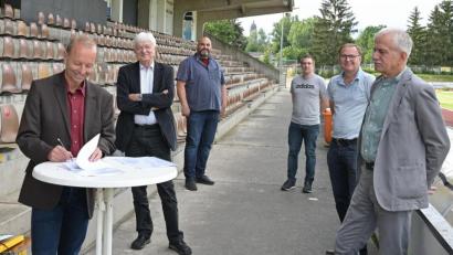 Bild: ref
Die offizielle Vertragsunterzeichnung im Amberger Stadion am Schanzl (von links): Thomas Bärthlein, Vorsitzender des TV Amberg, am Stift, Manfred Postler, der juristische Ratgeber und Vertragsmacher des TV Amberg, Michael Gröber, Rüdiger Reiff, Manfred Seitz, 2. Vorsitzender des TuS Rosenberg (in Vertretung des 1. Vorsitzenden Jürgen Wyrobisch) und Georg Peters, Vorsitzender des TV Sulzbach.
