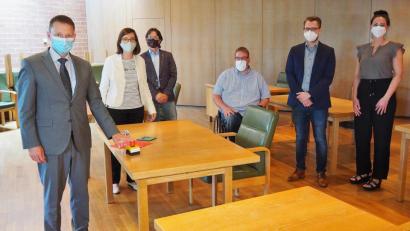 Bild: Bühner
Oberbürgermeister Jens Meyer (links) schaltete die neue Musikschul-Homepage ab sofort frei. Mit dabei (von links)
die Leiterin der Stabsstelle für Presse-und Öffentlichkeitsarbeit Roswitha Ruidisch, Martin Schmid von media 9, Webredakteur 
Alexander Grundler, Musikschulleiter Thorsten Willecke zusammen mit seiner Mitarbeiterin Corinna Maas