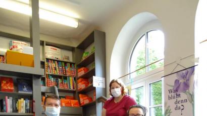 Bild: exb
Herausgeber Rene Milfait, Christina Ponader vom Netzwerk Inklusion und Carolin Weiß von der Buchhandlung St. Peter (von links) bei der Übergabe der Bücher in Tirschenreuth.