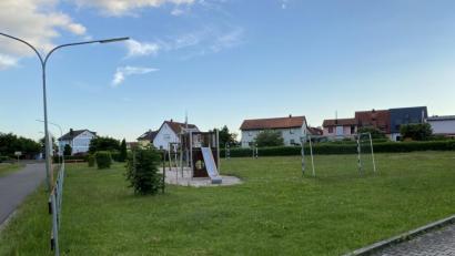 Bild: Eichl
Der Spielplatz im Ortsteil Ziegelhütte, der direkt an der Staatsstraße liegt, soll sicherer werden. Der Marktrat lässt ihn auf Antrag der Siedlergemeinschaft ganz einzäunen.