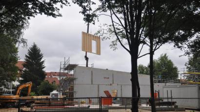 Bild: ws
Der neue Kindergarten in der Altstadt nimmt immer mehr Gestalt an. Der Name "Weltenentdecker" wollte Stadtrat Karl Berr aber nicht gefallen.