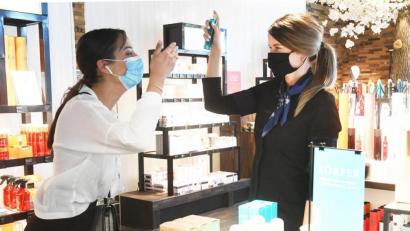 Bild: Gabi Schönberger
Parfümprobe mit Maske - so geht Einkaufen in Coronazeiten.