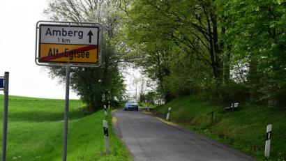Bild: Petra Hartl
Aus Richtung Amberg kommen oft Autos, die zu schnell durch Alteglsee fahren, sagt Anna Gansel.
