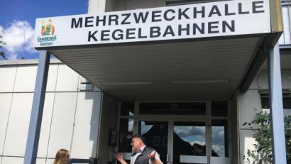 Bild: phs
Die SPD-Gemeinderäte Nicole Bäumler und Walther Piehler wollen die Kegelbahn in der Mehrzweckhalle erhalten. Doch eine Mehrheit haben sie dafür bislang nicht gefunden.