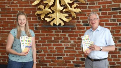 Bild: JOCHEN NEUMANN 
ERBENDORF
Bürgermeister Johannes Reger und Mitarbeiterin Carolin Böckl kündigten in der Stadtratssitzung wieder ein großes Ferienprogramm an. Mit dem Angebot will die Stadt nicht nur die Kinder unterhalten sondern auch wieder "ein Stück Normalität" in den Lebensalltag bringen.