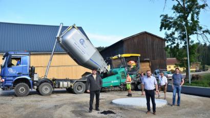 Bild: fjo
Ingenieur Gunther König informiert mit Bauleiter Alois Sorgenfrei und Unternehmer Tobias Baumer vor Ort über den Fortgang der Neugestaltung des Turnerplatzes Bürgermeister Markus Bauriedl und Bauamtsleiter Christian Meier (von links).