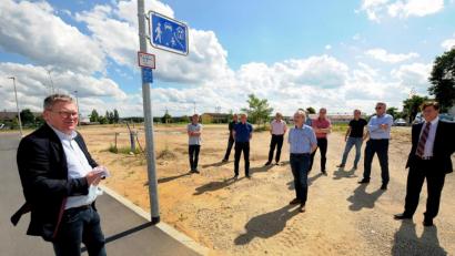 Bild: Stephan Huber
Das Schild für die Spielstraße steht schon, ebenso die 55 LED-Straßenleuchten. Oberbürgermeister Michael Cerny (links) freut sich, dass er diesen Teil des „neuen“ Bergsteig für die Bebauung freigeben kann.