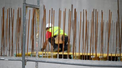 Symbolbild: Patrick Seeger/dpa
Handwerksbetriebe prägen die Wirtschaft in der Oberpfalz. Die Coronakrise haben sie durch Kurzarbeit bisher gut überstanden. Dennoch ist auch Vorsicht geboten.