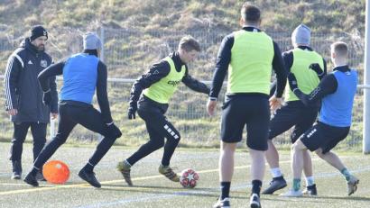 Bild: Hubert Ziegler
So nah wie beim Training der DJK Gebenbach nach der Winterpause im Februar (Bild) dürfen sich die Spieler zum Start der Vorbereitung nach der Corona-Pause nicht kommen. Trainer Faruk Maloku (links) muss darauf achten, dass die vorgeschriebenen Abstände eingehalten werden.