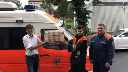Bild: BSZ Wiesau/ exb
Vor wenigen Tagen schickten Schulleiter, Oberstudiendirektor Thomas Metzler (links) und Hilfskräfte des Katastrophenschutzes das Hilfspaket auf die weite Reise zur Partnerschule in Mexiko..