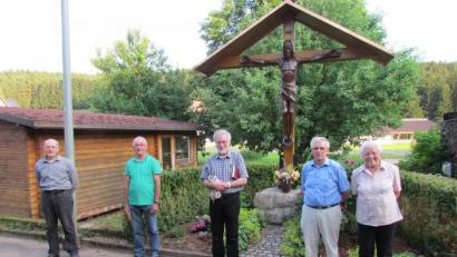 Bild: is
Im Bild (von links) Ortssprecher Konrad Neuser, Johann Fütterer, Stadtpfarrer Edmund Prechtl sowie Richard und Erna Wolf bei der Segnung des renovierten Dorfkreuzes in Wollau.