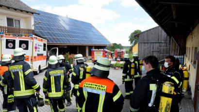 Bild: Stephan Huber
Etwa 35 bis 40 Feuerwehrleuten aus Ursensollen und Hohenkemnath brachten den Brand schnell zum Erliegen. Die Feuerwehr Ammerthal hielt sich als Reserve bereit.