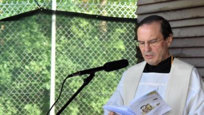 Bild: rgr
Pfarrer Bernhard Müller feiert mit den Mitgliedern der Kolpingsfamilie einen Wortgottesdienst auf dem Spielplatz im Geißmannskeller.