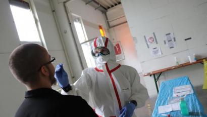 Bild: BRK-Kreisverband/exb
Einer von vielen Covid-19-Abstrichen, die im Testzentrum des Landkreises in der Einsteinstraße Tirschenreuth genommen wurden. Für die Logistik und vor allem das richtige Einkleiden mit der Schutzkleidung sorgten die Helfer des BRK.