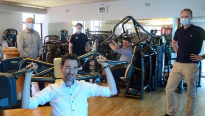 Bild: Kunz
Stephan Oetzinger (vorne) und CSU-Fraktionschef Benjamin Zeitler testen ihre Fitness unter fachkundiger Anleitung von Injoy-Chef Gerhard Paulus (links), Studioleiter Wolfgang Völkl und Juniorchef Stefan Paulus (rechts).