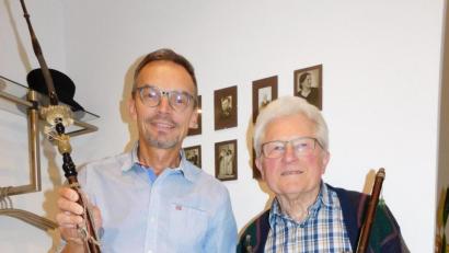 Bild: hai
Edmund Wegmann (links) hütet die außergewöhnlichen und einzigartigen Pfeifenoriginale wie seinen Augapfel. Mit im Bild Heimatforscher Werner Veigl.