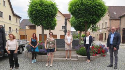 Bild: jzk
Bürgermeister Roman Schäffler (rechts) bedankte sich bei Andrea Lang, Elisabeth Schieder und Sandra Kellermann (von rechts) mit einer Spende. An der Beratung im Familienzentrum Mittendirn nahmen auch Kerstin Graf und Jessika Wöhrl-Neuber (von links) teil.