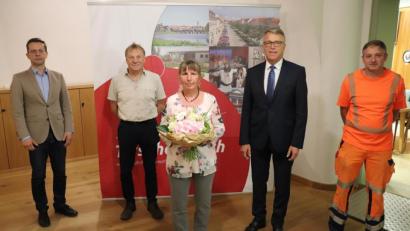 Bild: exb
Nach zwei Jahrzehnten beim Bauhof wurde Angelika Prandl in den Ruhestand verabschiedet. Für ihren großem Einsatz um die Pflege der Grünanlagen bedankten sich (hinten von links) der Leiter der Hauptverwaltung, Markus Bergauer, Bauhofleiter Herbert Schertler, Bürgermeister Franz Stahl und Stellvertretender Personalratsvorsitzender Karl Bayreuther.