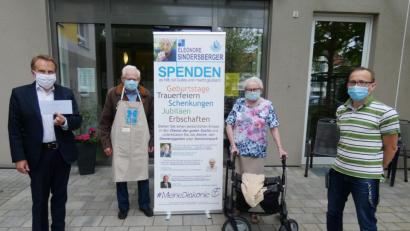 Bild: exb
Dieter Bock spendet an das Eleonore-Sindersberger-Haus.