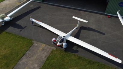 Bild: Walter Schmidt, LSG Amberg/exb
Eine Drohne macht die ungewöhnliche Perspektive möglich: So tief überfliegen die Amberger Piloten ihren Platz in Amberg üblicherweise nicht.