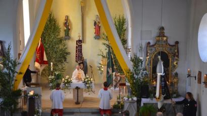 Bild: gi
Festlich geschmückt war die Ortskirche von Tröbes. Pfarrer Josef Most hielt den Festgottesdienst zum Patrozinium.